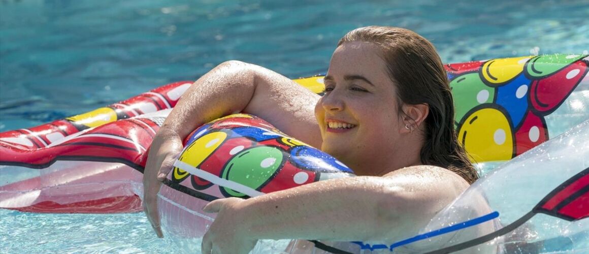 Shrill Pool Party Saison 1 Episode 4 Série Tv Télé Loisirs