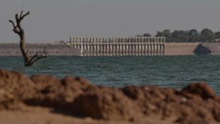 Main basse sur l'eau