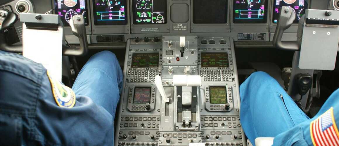 Mayday Danger Dans Le Ciel Saison 11 Mayday, dangers dans le ciel : Atterrissage extrême / Au milieu de