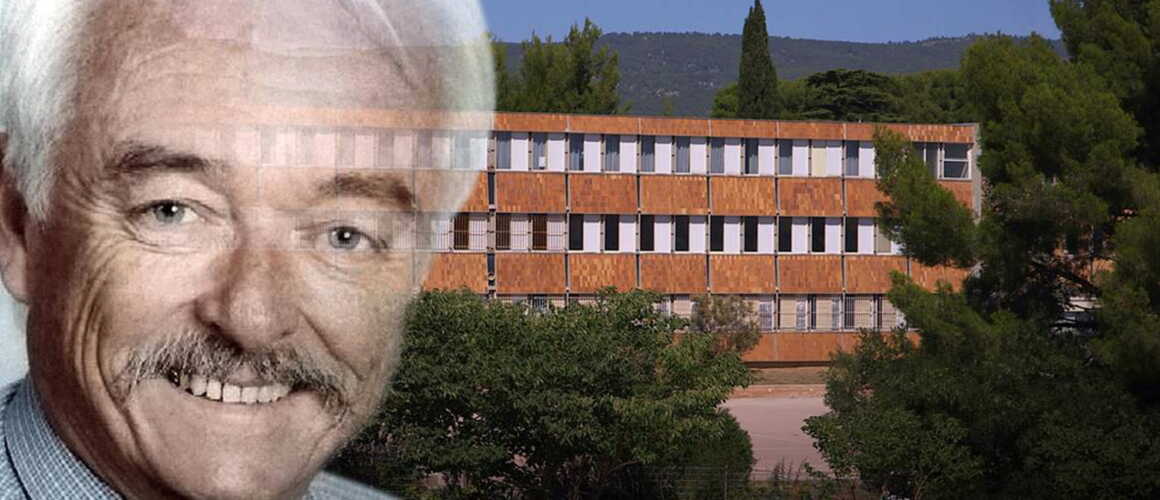 Marc Recoit Un Appel Telephonique De Yvon