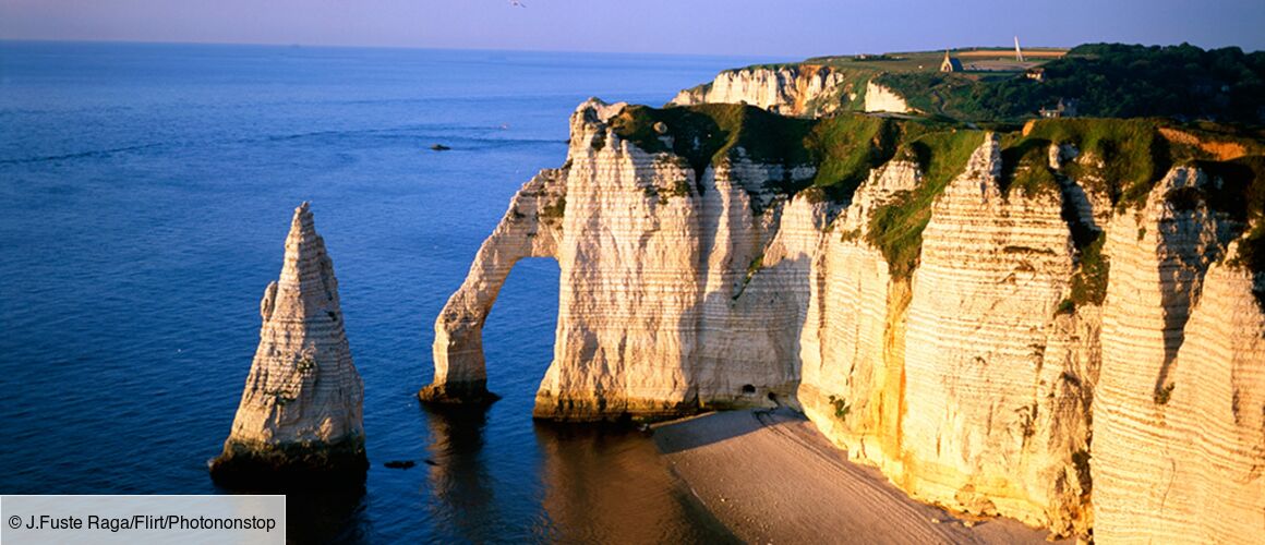 Le Monde De Jamy France 3 Part A La Decouverte Des Falaises D Etretat Un Chef D Oeuvre En Peril Actu Tele 2 Semaines