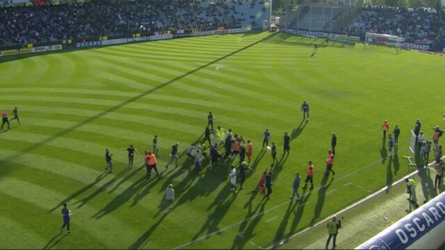Les Images Scandaleuses Des Violences Pendant Le Match Bastia Lyon Videos Videos Tele 2 Semaines