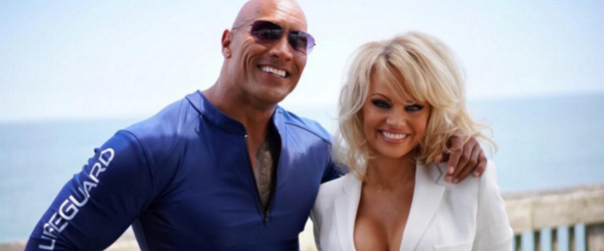 Alerte à Malibu Pamela Anderson Renfile Le Maillot De Bain Rouge