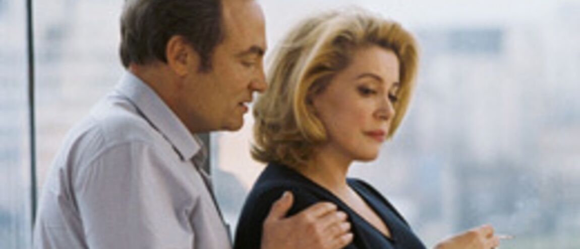 Distribution De Aux Yeux De Tous Les Yeux de sa mère : La maternité selon Catherine Deneuve (VIDEO)