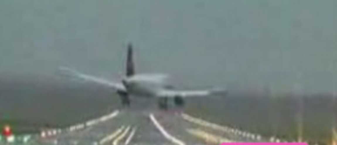 Avion Qui A Failli Se Crasher Vidéo : un avion frôle le crash