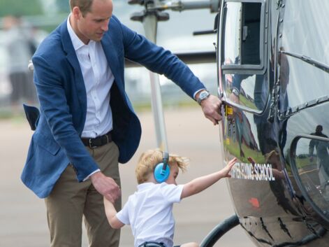 Baby George découvre les avions avec ses parents