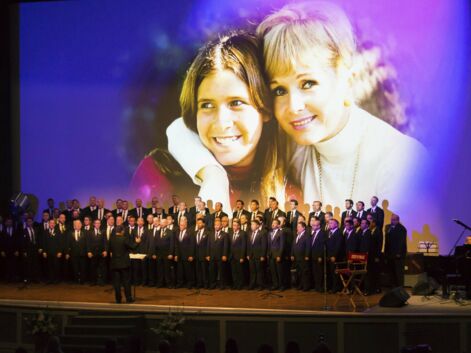 Décès de Carrie Fisher et Debbie Reynolds : stars et fans unis à Los Angeles pour leur rendre hommage