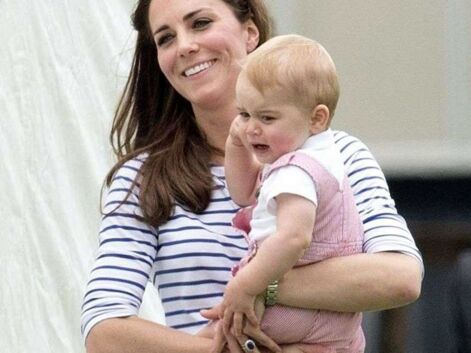 Les premiers pas de l'adorable petit prince George, encouragé par maman Kate