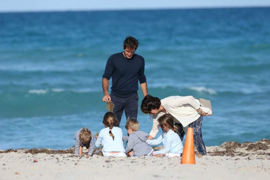 Sur La Plage Avec Ses Enfants Relaxation Avec Sa Femme