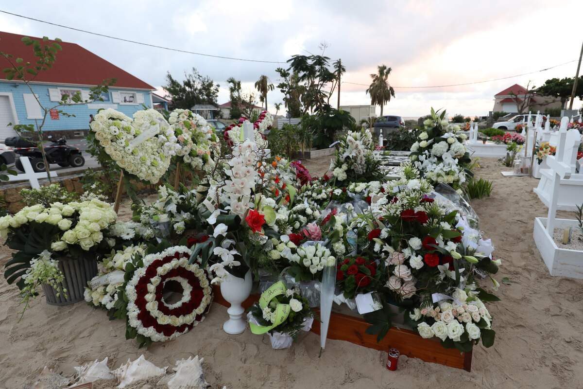Nouvelle Tombe De Johnny Hallyday Photos Johnny Hallyday à Saint-Barthélémy : sa tombe déjà très fleurie, les  premiers fans se recueillent - Télé Loisirs