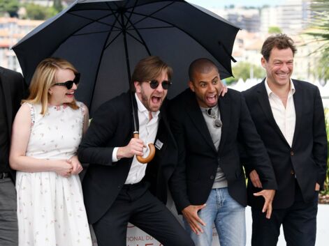 Cannes 2017 : le décolleté ravageur d'Elizabeth Olsen, collée à Jeremy Renner, éclipse Elisabeth Moss et la petite sœur de Kate Moss
