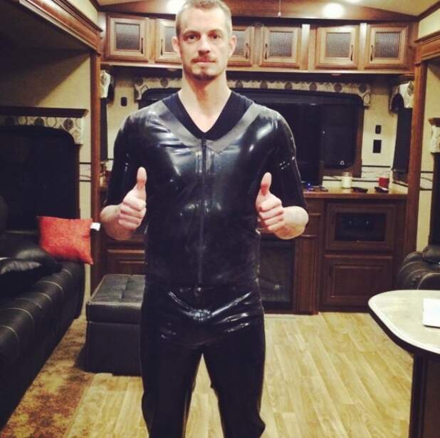 Joel Kinnaman : muscles, tattoos et potes... sa vie 2.0 sur Instagram