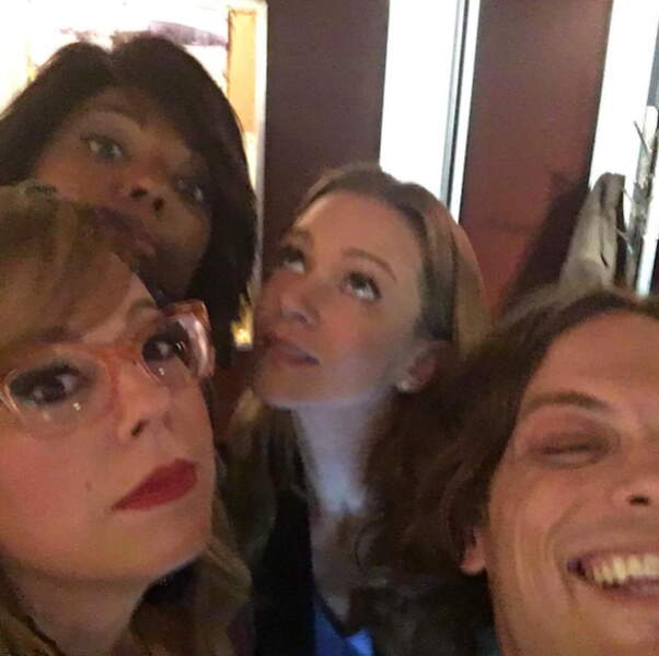 Kirsten Vangsness exhibe ses décolletés et ses tenues uniques sur