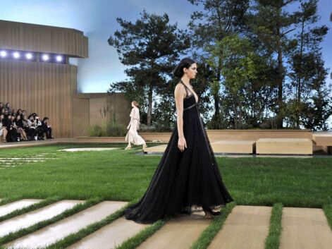 Fashion Week : Kendall Jenner et Baptiste Giabiconi défilent pour Chanel, le chien de Cara Delevingne fait le buzz