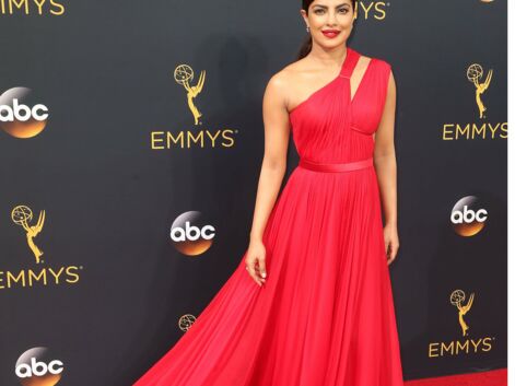 Décolletés, robes longues, échancrées ou transparentes : le best of de la soirée des Emmy Awards 2016