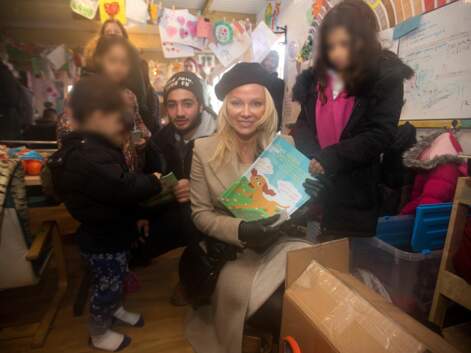 Pamela Anderson rend visite aux réfugiés de Calais