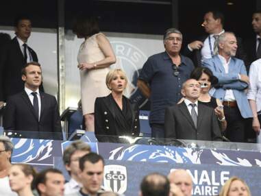 Emmanuel Macron sur la pelouse du Stade de France, son épouse Brigitte présente en tribunes