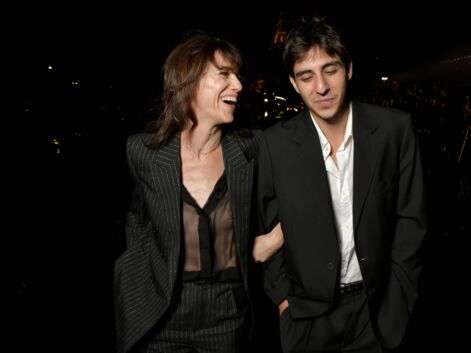 Charlotte Gainsbourg pose avec son fils Ben Attal au défilé Saint Laurent