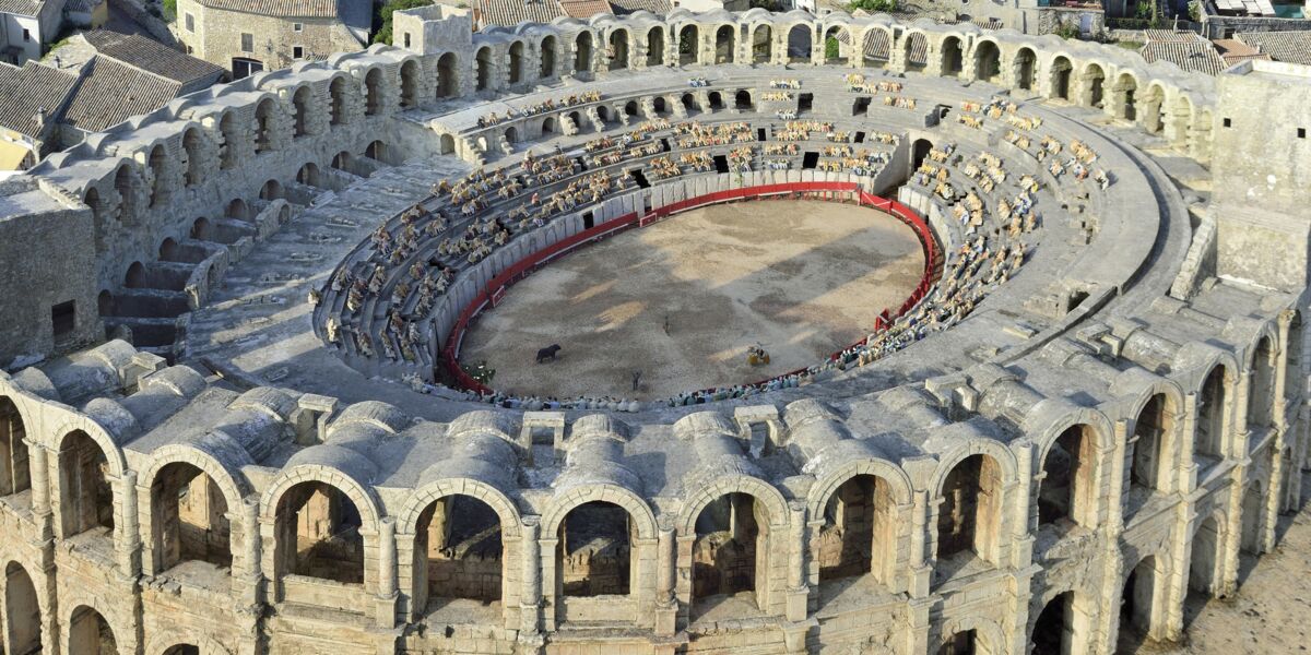 amphithe-tre-arles-vacances-guide-voyage