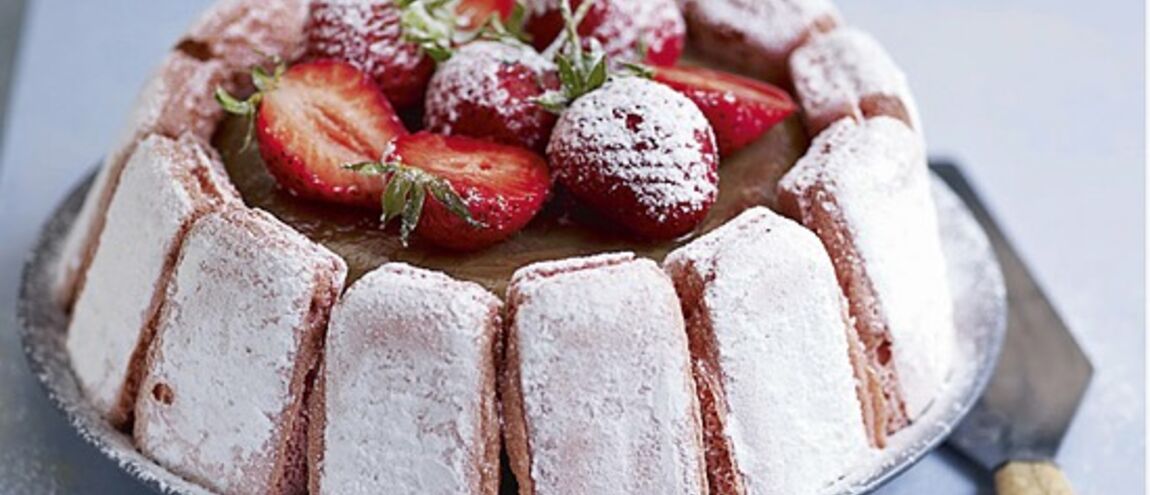 Charlotte A La Rhubarbe Et Aux Fraises La Recette Tres Facile Et