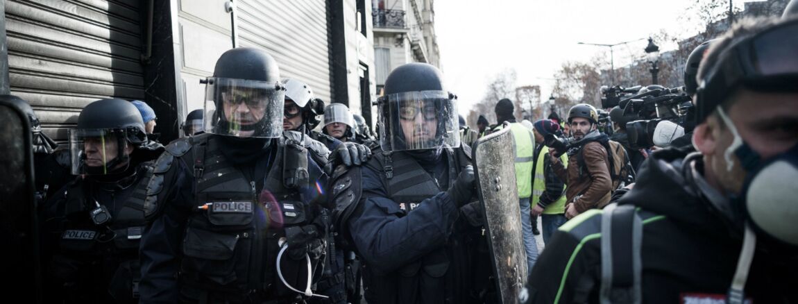 Gilets Jaunes Des Reporters Bousculés Et Blessés Par Des