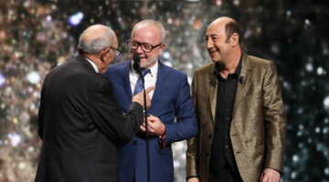 César 2019 : Kad Merad très ému face à son père, monté sur scène remettre un César à Olivier Baroux