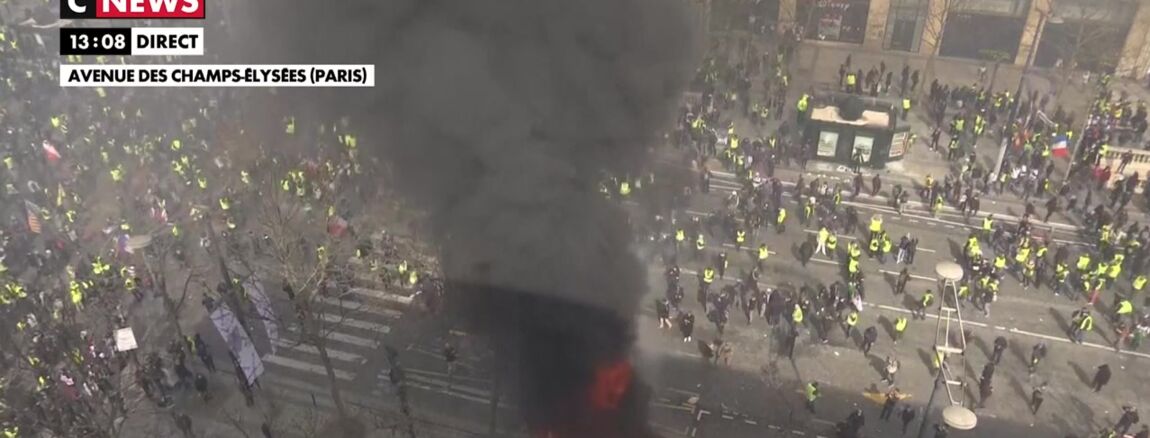 Gilets Jaunes Les Impressionnantes Images Des Incendies