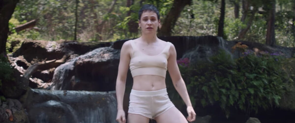 Christine and the Queens de retour dans le clip de Comme si (VIDEO)