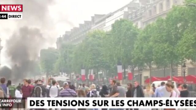 Les Gilets Jaunes Sinvitent Sur Les Champs Elysées Pour Le