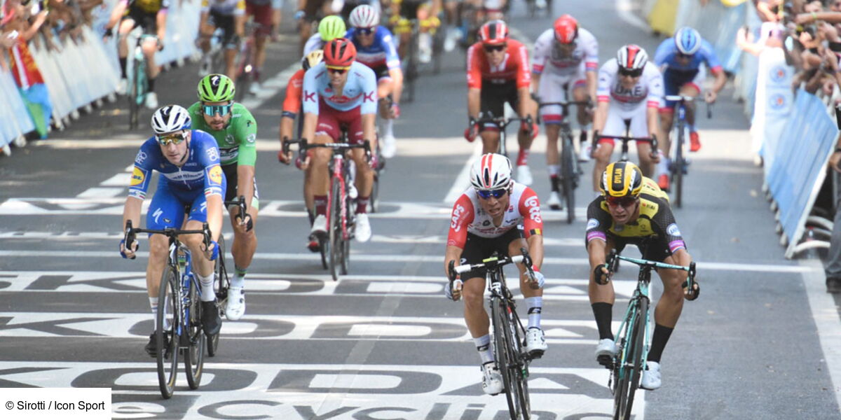 Tour De France 19 En Plein Sprint Un Coureur Donne Un Coup De Casque Dans Le Portable D Un Spectateur Video