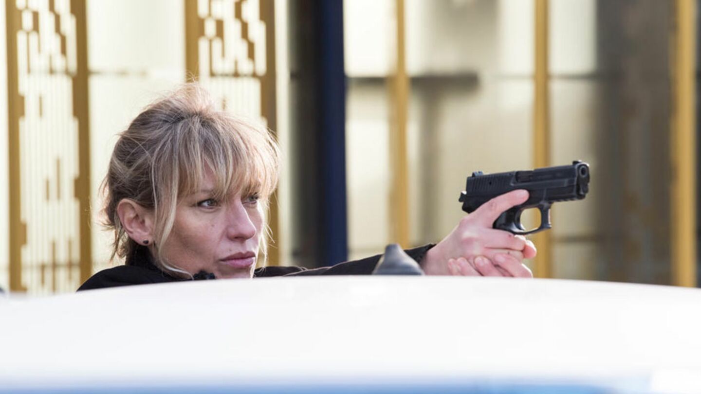 Films Et Séries Tv Avec Julie Debazac Demain nous appartient (TF1) : panique au commissariat ! Julie Debazac