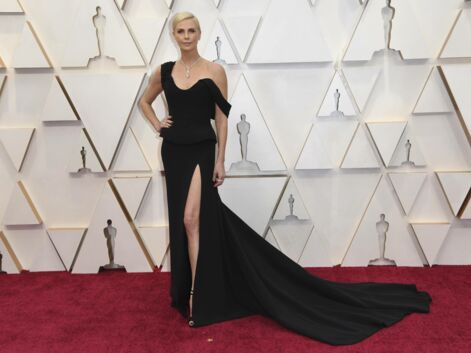Oscars 2020 : Charlize Theron en robe fendue, Scarlett Johansson très décolletée… Les plus belles tenues de la soirée