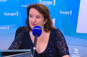 Vexée par son portrait sonore sur Europe 1, Anne Roumanoff recadre Éva Roque ! (VIDEO)