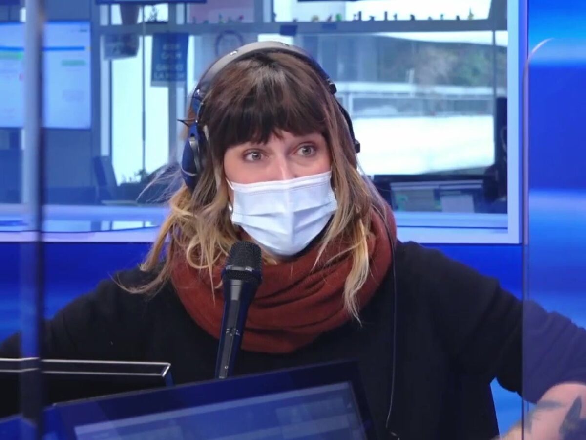 Daphne Bürki hilare en réécoutant son interview lunaire de l'artiste Gilles Barbier sur Culturebox (VIDEO)