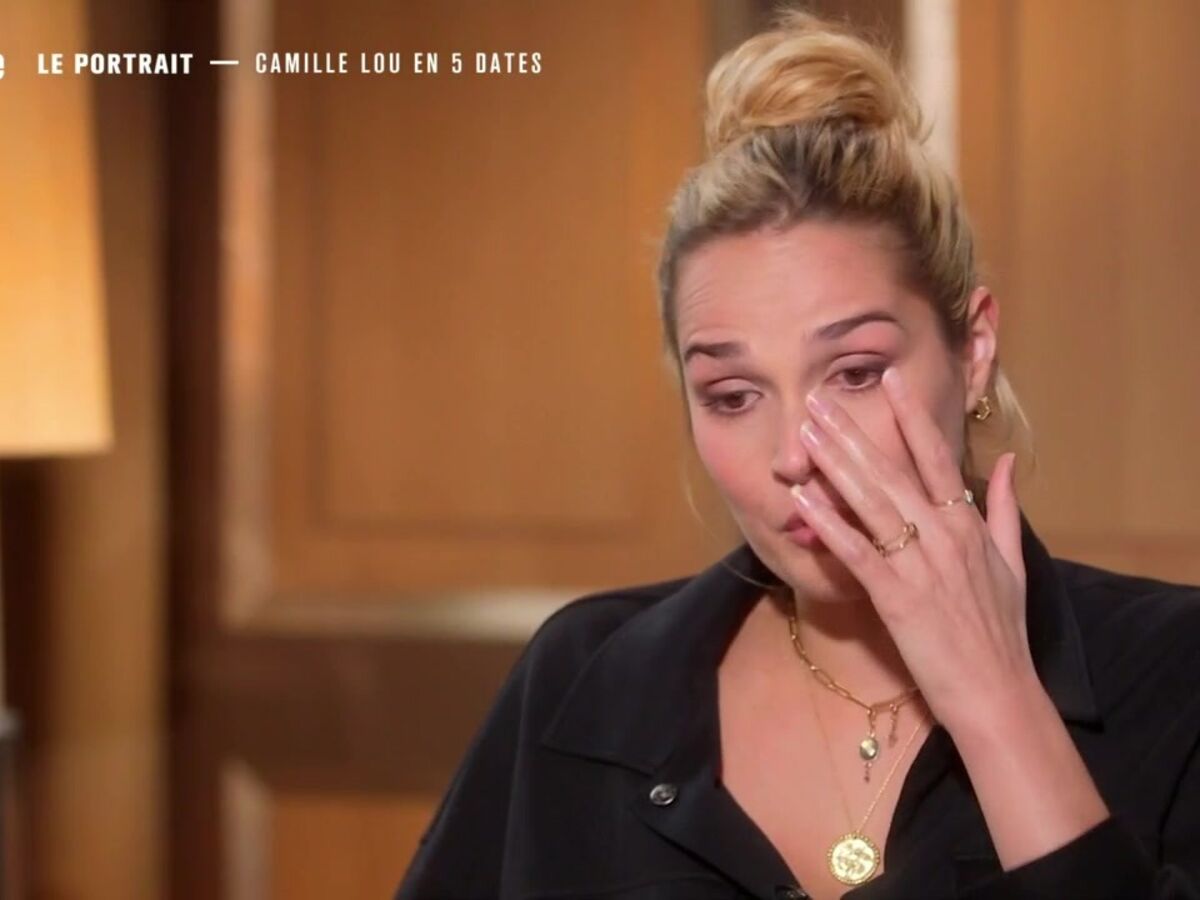 En larmes, Camille Lou évoque le lien fort qu'elle entretient avec ses parents : Je leur dois beaucoup