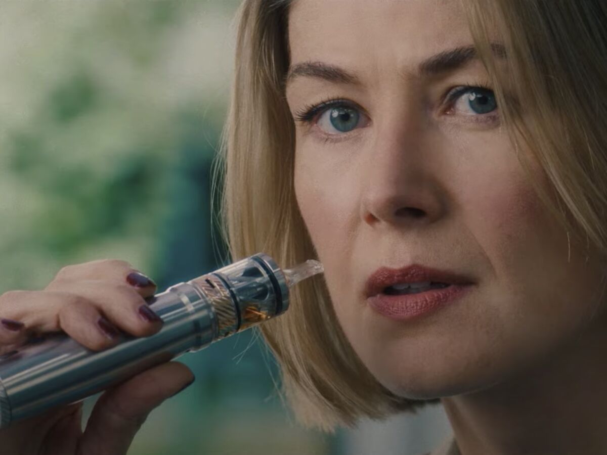 I Care a Lot (Netflix) : que vaut ce film avec Rosamund Pike et Peter Dinklage ?