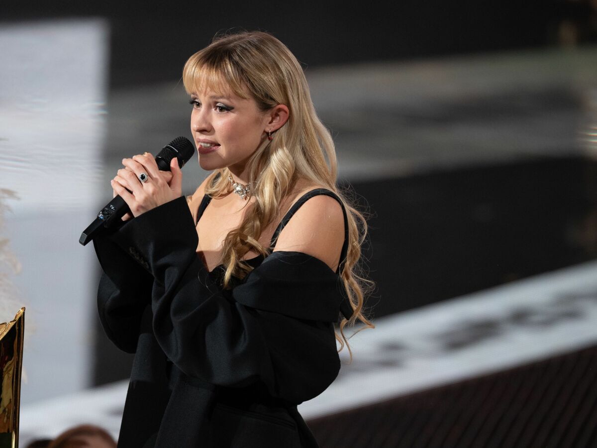 La chanteuse Angèle divine sur les toits de Paris : ses photos qui émoustillent les internautes