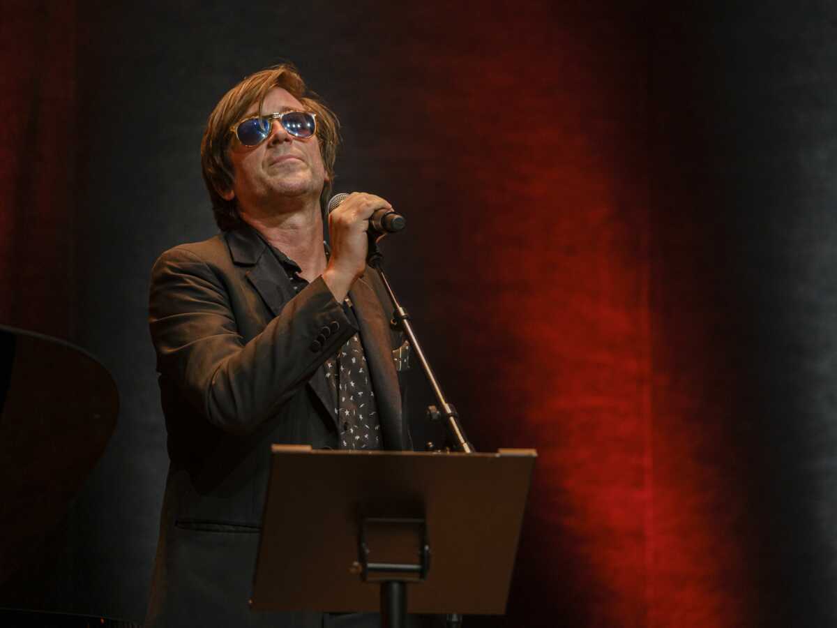 Thomas Dutronc pose avec son père Jacques Dutronc pour soutenir le beau projet de Françoise Hardy (PHOTO)