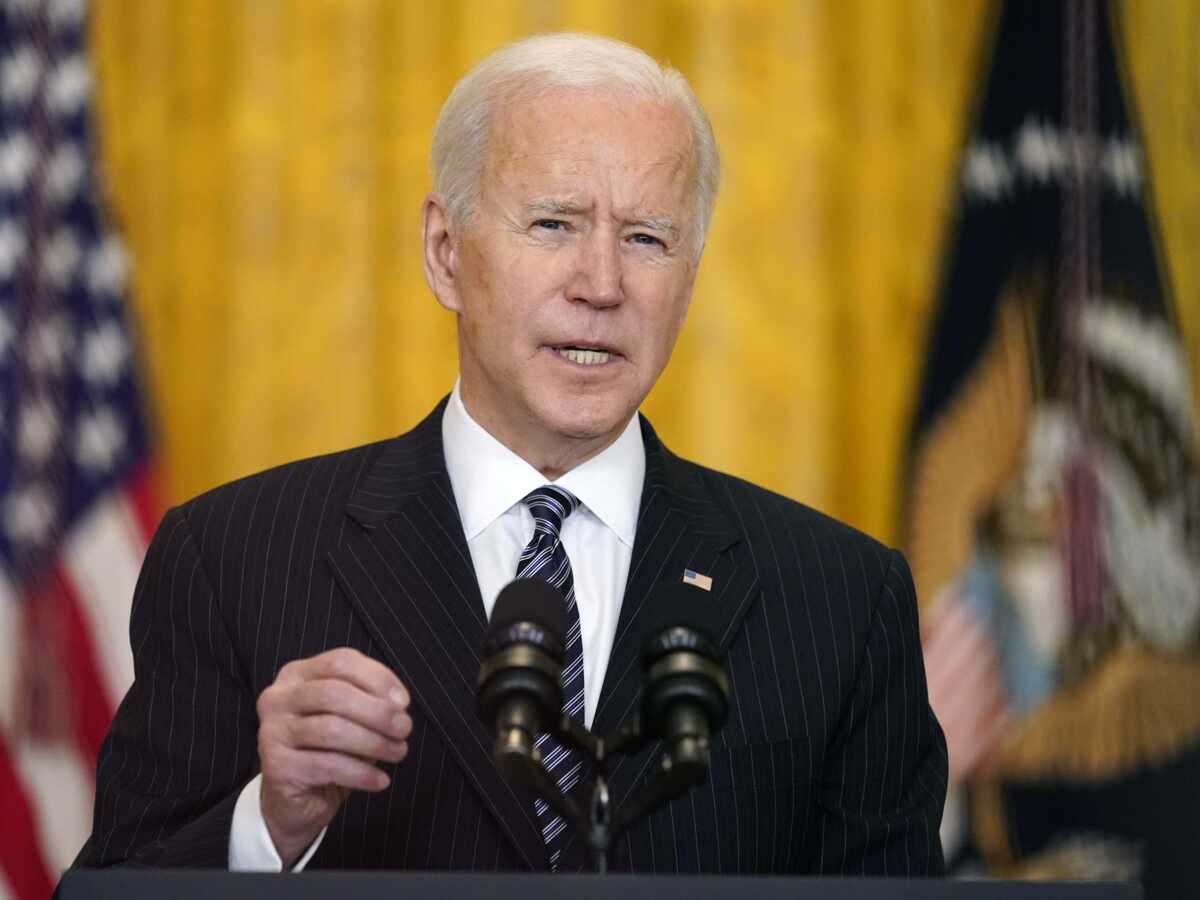 Insolite : la vidéo du président américain Joe Biden qui chute à trois reprises dans les escaliers d'Air Force One !