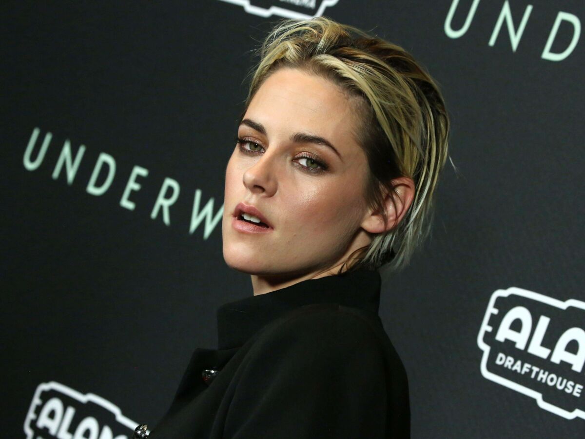 Kristen Stewart dans la peau de la princesse Diana : elle s'affiche avec la bague de fiançailles de Lady Di dans une photo bluffante