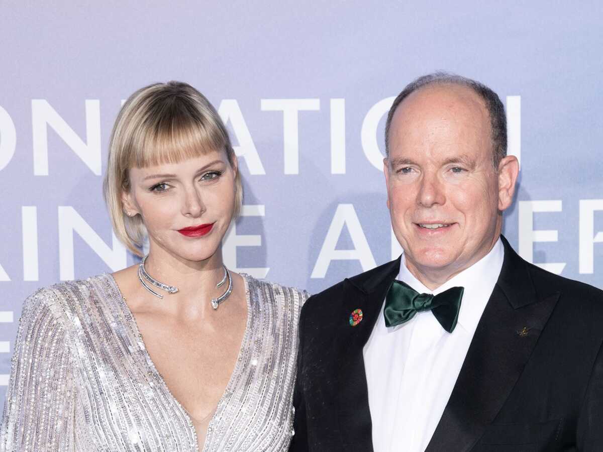 Craquant : le prince Albert II et Charlène de Monaco en pleine séance de peinture d'œufs de Pâques avec leurs jumeaux