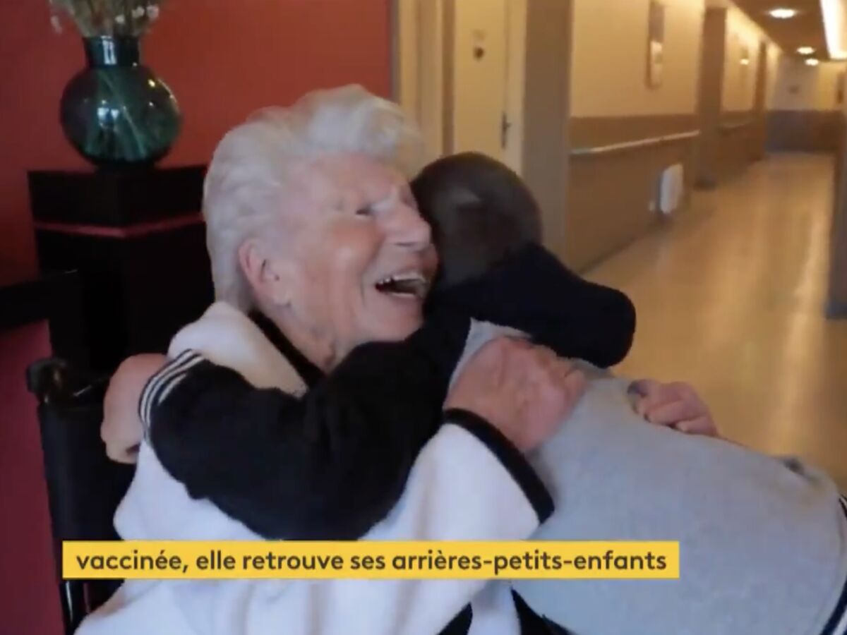 À 100 ans, très émue, elle retrouve ses petits et arrière-petits-enfants après avoir été vaccinée (VIDEO)