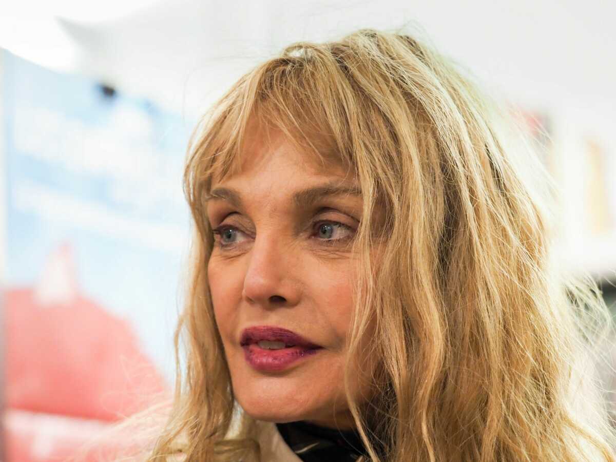 “J’ai joué une fois sous coke et c’était terrible” : cash, Arielle Dombasle parle de son expérience avec les drogues (VIDEO)