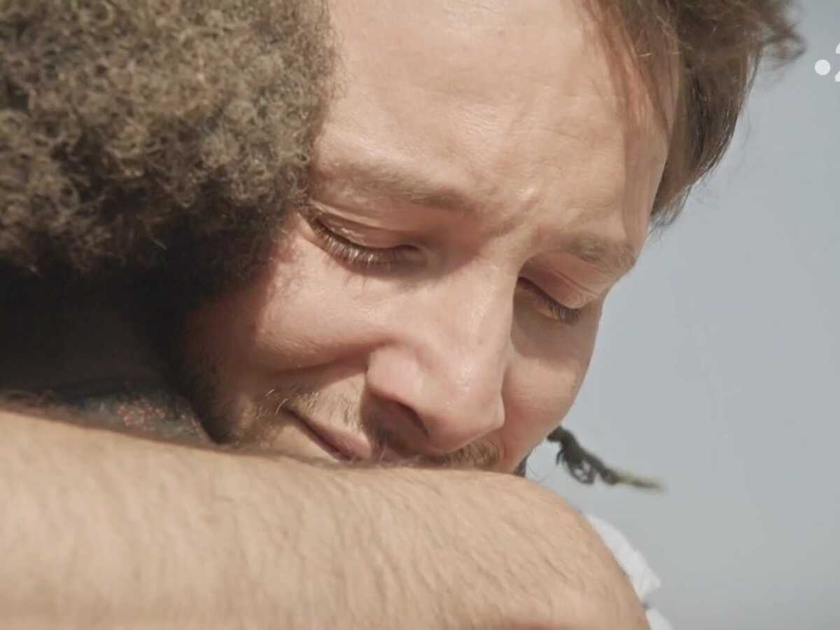 Rendez-vous en terre inconnue : Vianney fond en larmes au moment de dire adieu au peuple Afar (VIDEO)