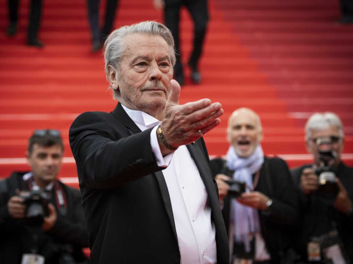 L'attitude à son égard est assez inhumaine : Alain Delon soutient Bernard Tapie dans son combat contre la maladie