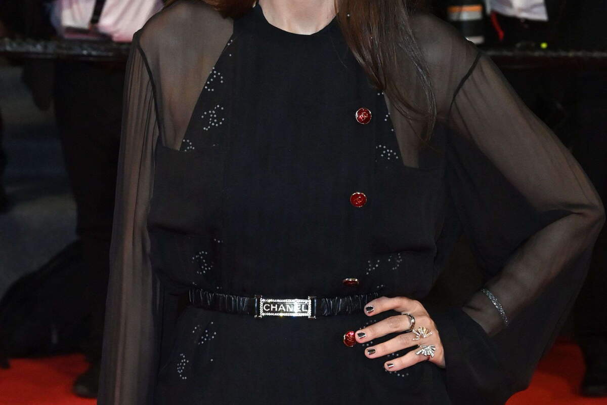 Cannes 2022 : Marion Cotillard tout en transparence, Charlotte