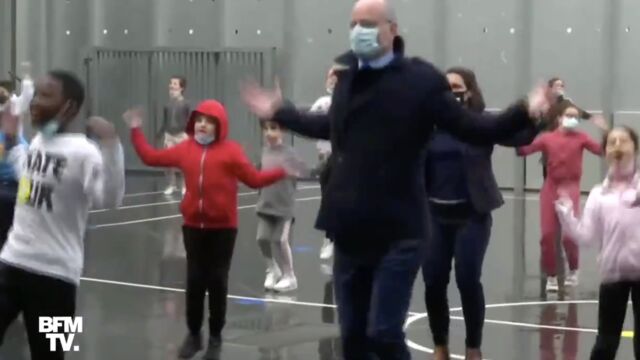 Jean Michel Blanquer Sa Seance De Sport Dans Une Ecole Provoque L Amusement Des Internautes Video Actu Tele 2 Semaines