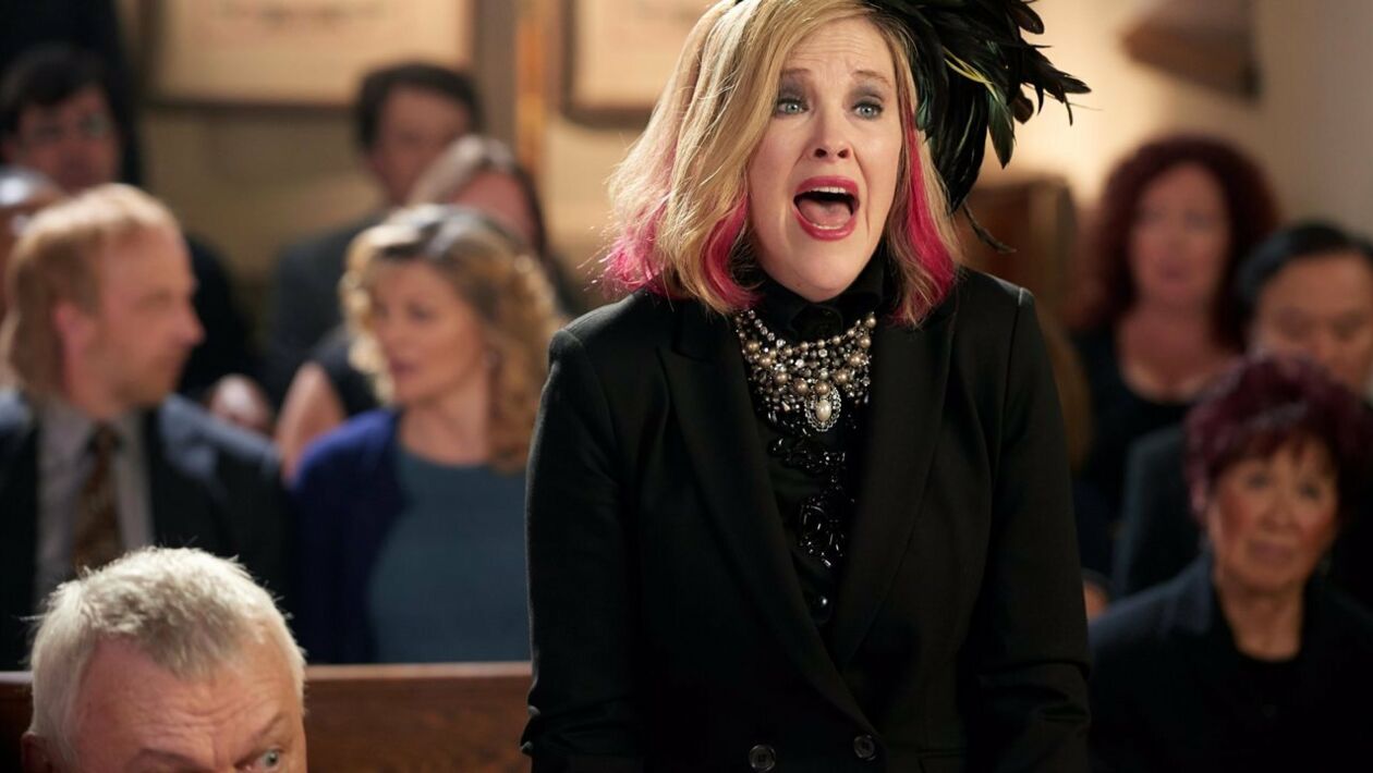 Bienvenue à Schitt's Creek Saison 1 Carl's funeral - (S1E9) - Bienvenue à Schitt's Creek - Télé-Loisirs