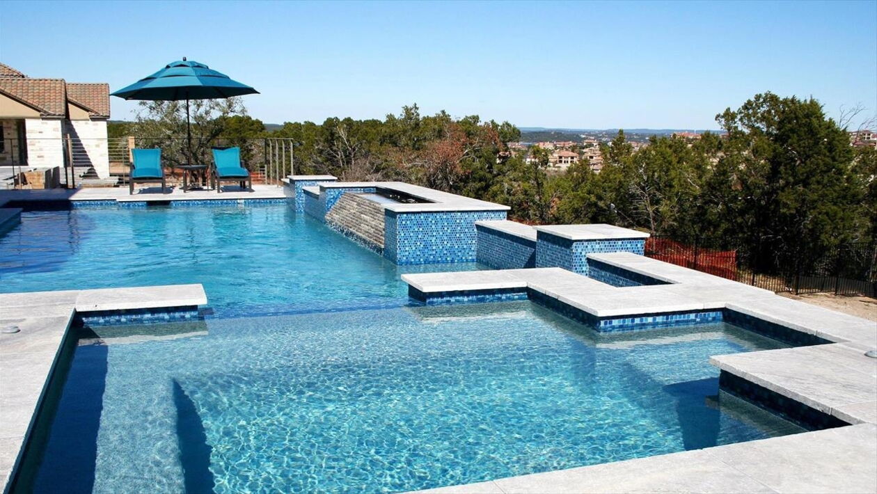 Piscine pour géant Les rois de la piscine TéléLoisirs