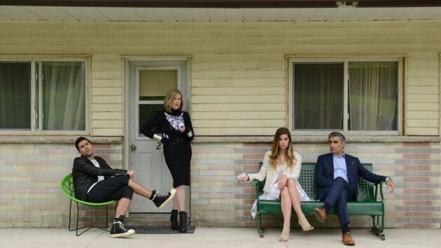 Bienvenue à Schitt's Creek Saison 1 Our cup runneth over - (S1E1) - Bienvenue à Schitt's Creek - Télé-Loisirs